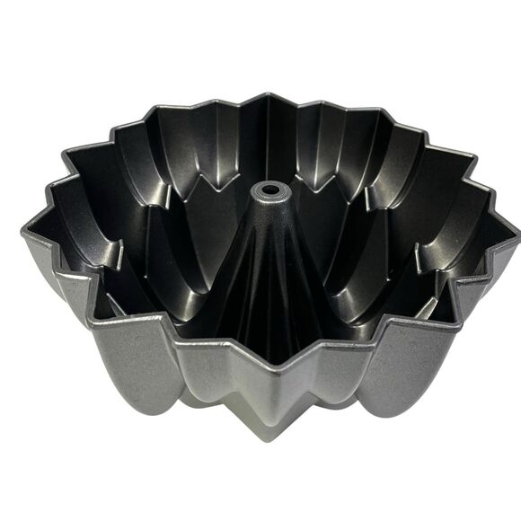Wilton Dimensions Cascade Bundt Cake Pan Nonstick Heavy Cast Aluminum 10 Cup - Picture 5 of 10